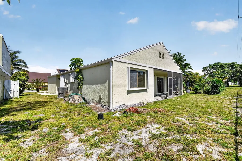 9 Corrie Place Boynton Beach FL 33426