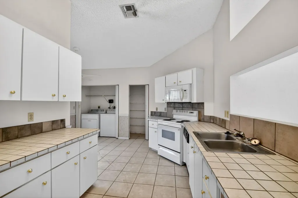 9 Corrie Place Boynton Beach FL 33426
