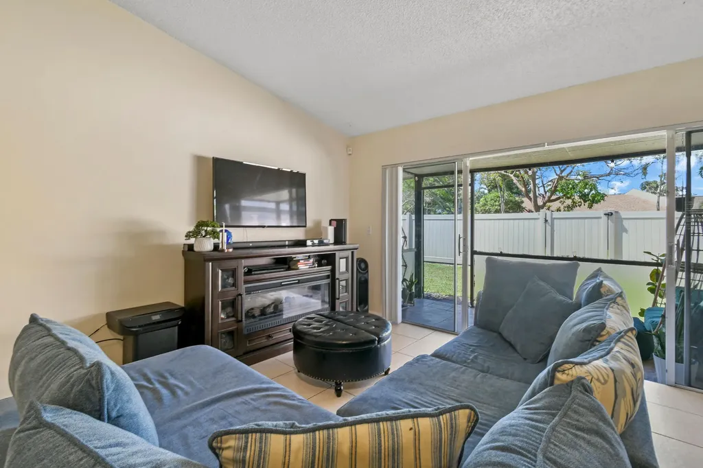 4 Knightsbridge Lane Boynton Beach FL 33426