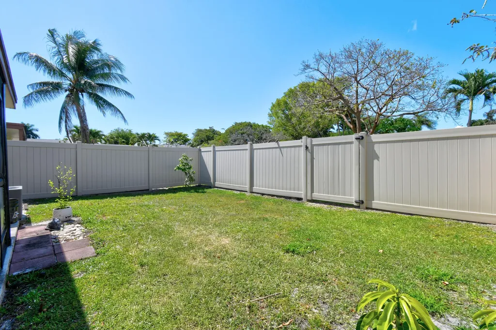 4 Knightsbridge Lane Boynton Beach FL 33426