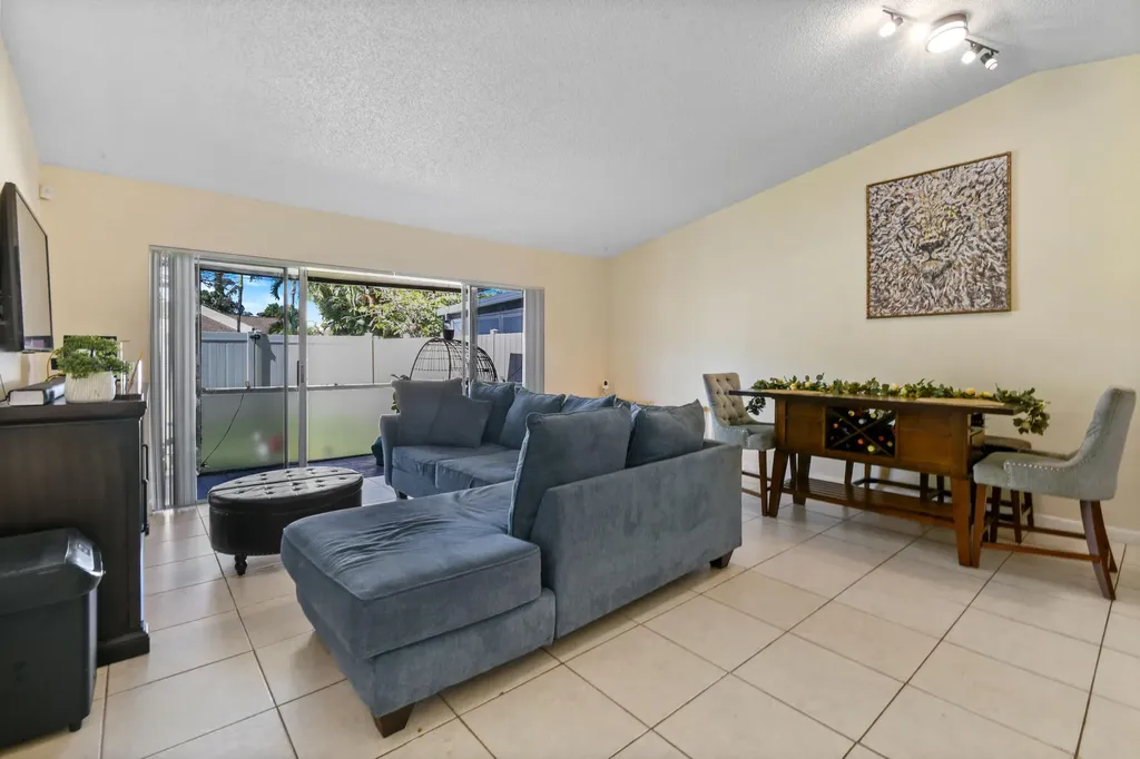 4 Knightsbridge Lane Boynton Beach FL 33426