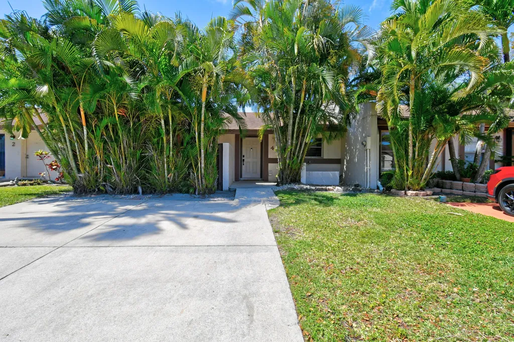 4 Knightsbridge Lane Boynton Beach FL 33426