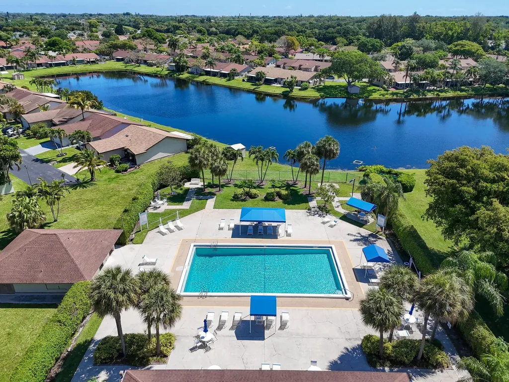 4 Knightsbridge Lane Boynton Beach FL 33426