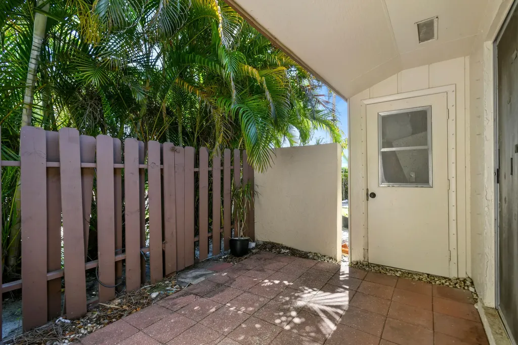 4 Knightsbridge Lane Boynton Beach FL 33426