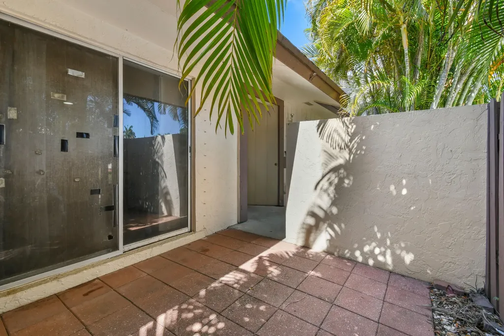 4 Knightsbridge Lane Boynton Beach FL 33426