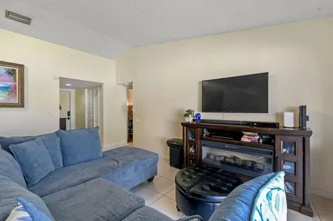 4 Knightsbridge Lane Boynton Beach FL 33426