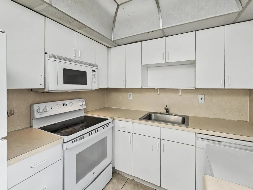 202 Piedmont E Delray Beach FL 33484