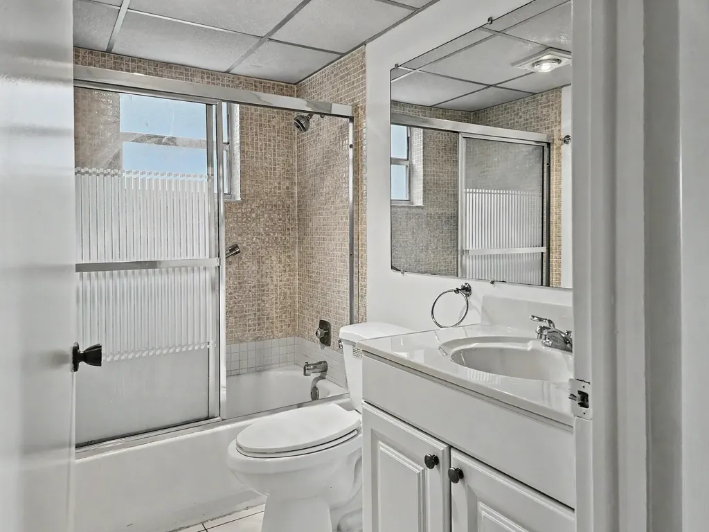 202 Piedmont E Delray Beach FL 33484