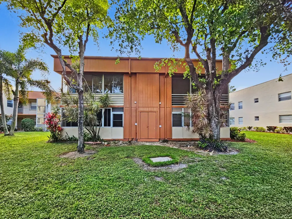 202 Piedmont E Delray Beach FL 33484