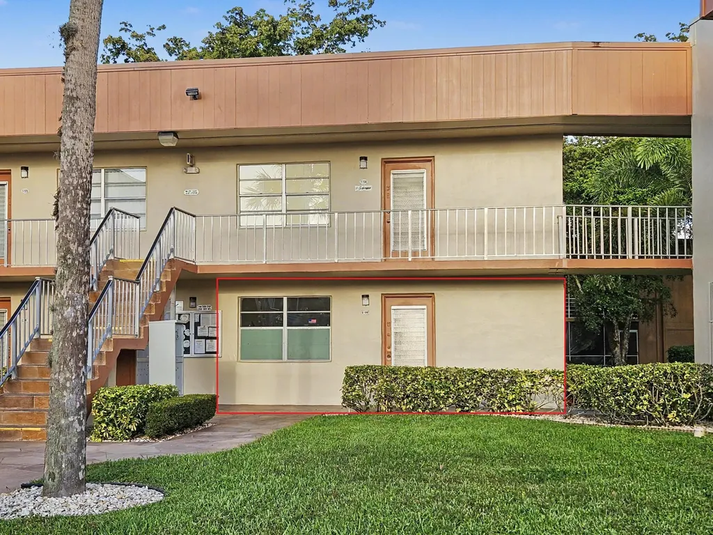 202 Piedmont E Delray Beach FL 33484