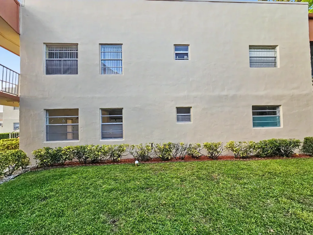 202 Piedmont E Delray Beach FL 33484