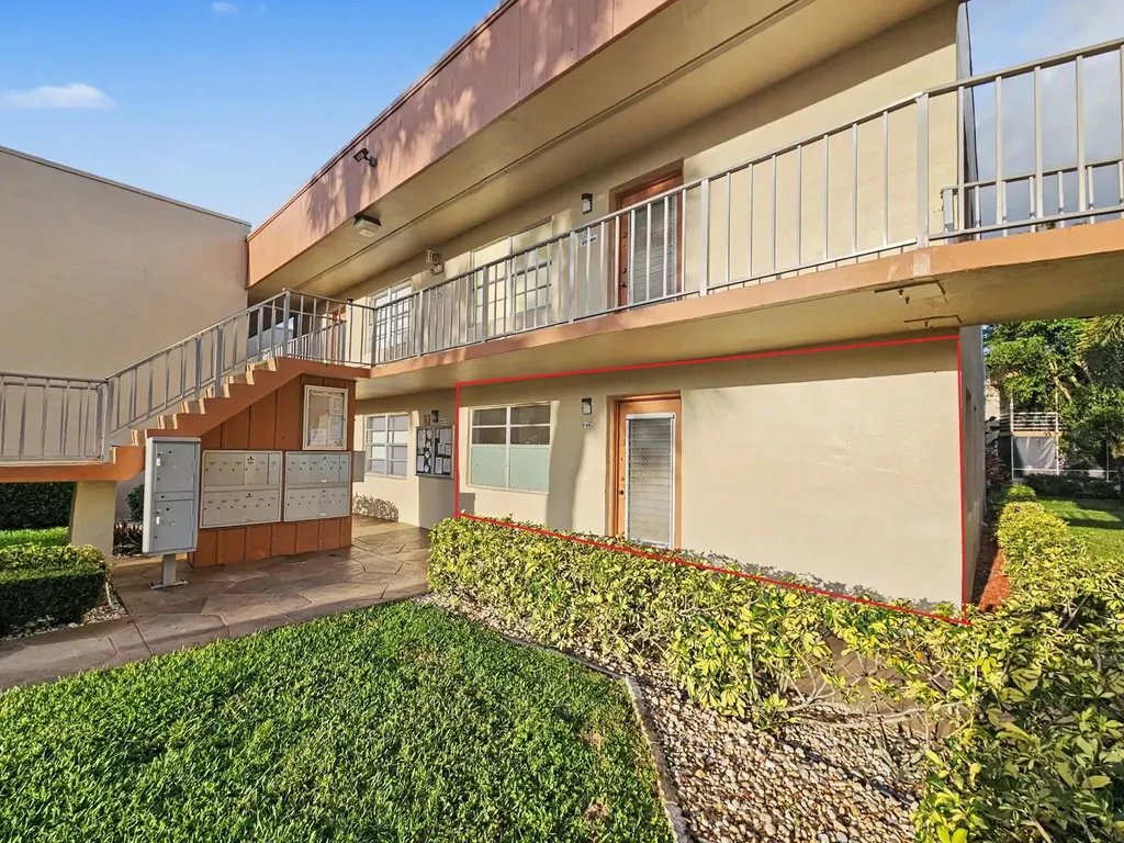202 Piedmont E Delray Beach FL 33484