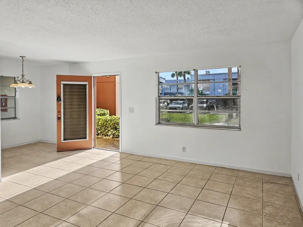 202 Piedmont E Delray Beach FL 33484