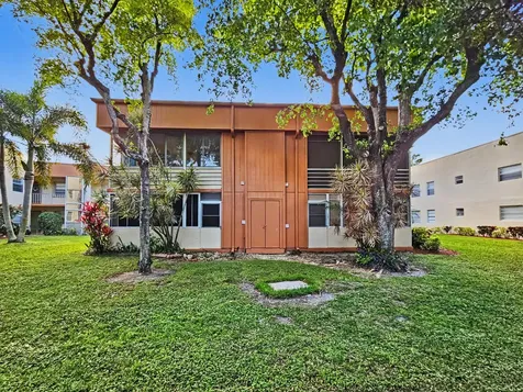 202 Piedmont E Delray Beach FL 33484