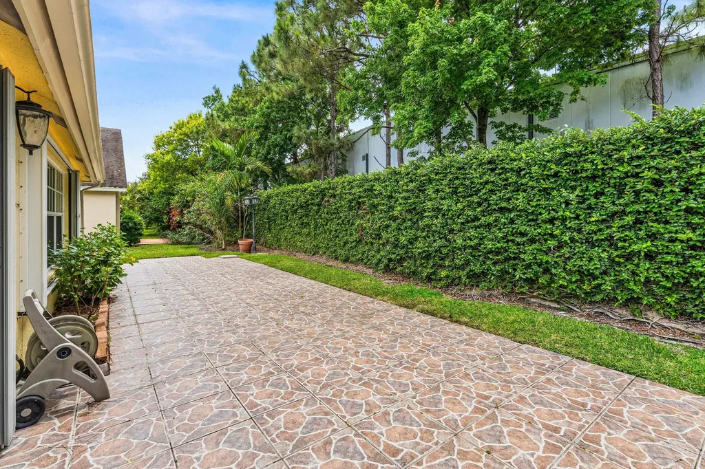 226 Moccasin Trail W Jupiter FL 33458