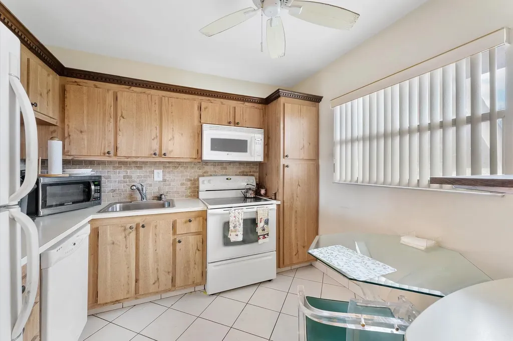 3900 NW 76th Avenue Sunrise FL 33351