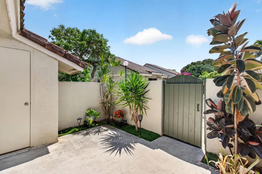 460 Hardwood Place Boca Raton FL 33431