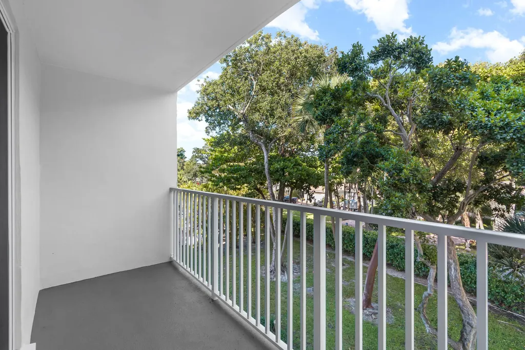 950 Ponce De Leon Boca Raton FL 33432