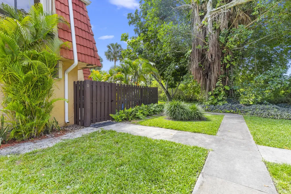 22958 Oxford Place Boca Raton FL 33433