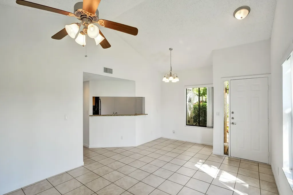 12 Vía De Casas Sur Boynton Beach FL 33426