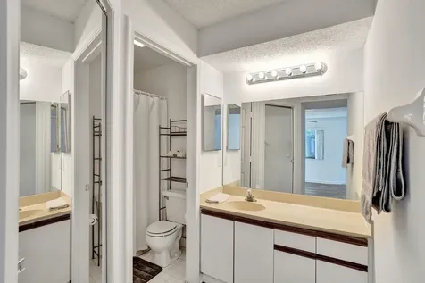 12 Vía De Casas Sur Boynton Beach FL 33426