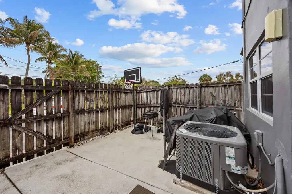 4656 NW 9th Drive Plantation FL 33317