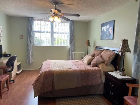 2860 Somerset Drive Lauderdale Lakes FL 33311