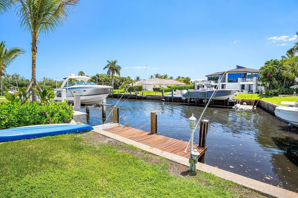 920 Emerald Row Gulf Stream FL 33483