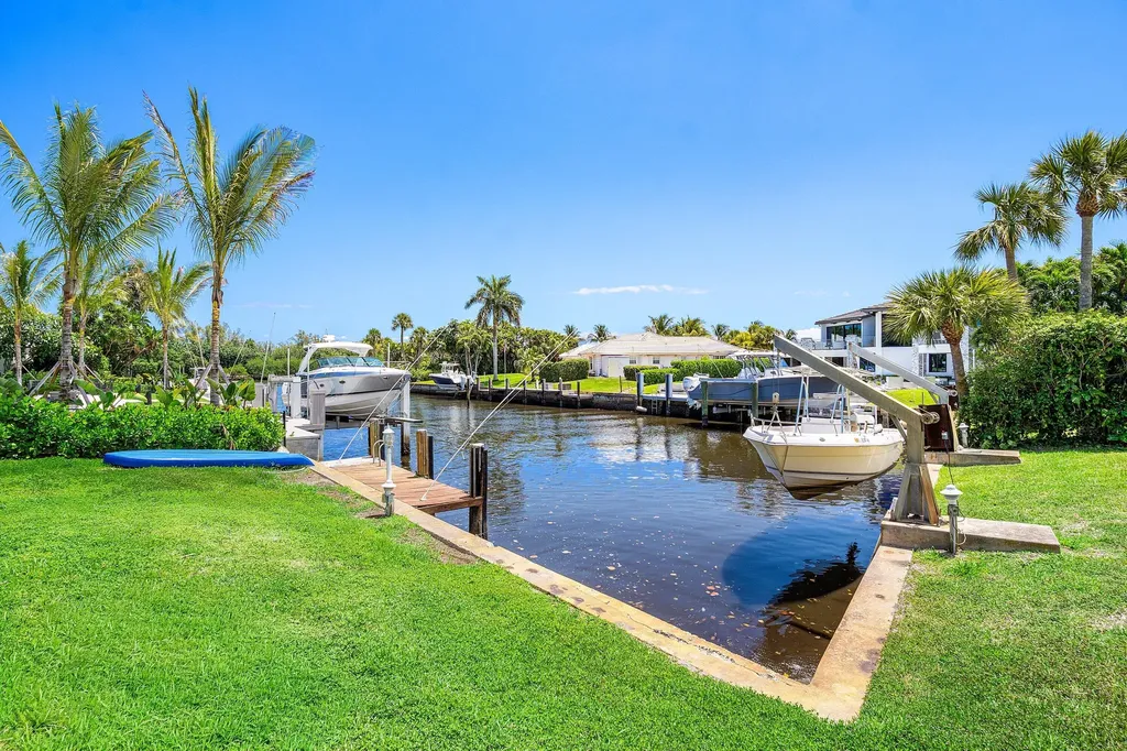 920 Emerald Row Gulf Stream FL 33483