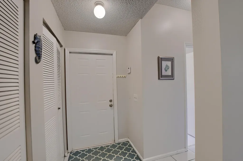 6563 Via Regina Boca Raton FL 33433