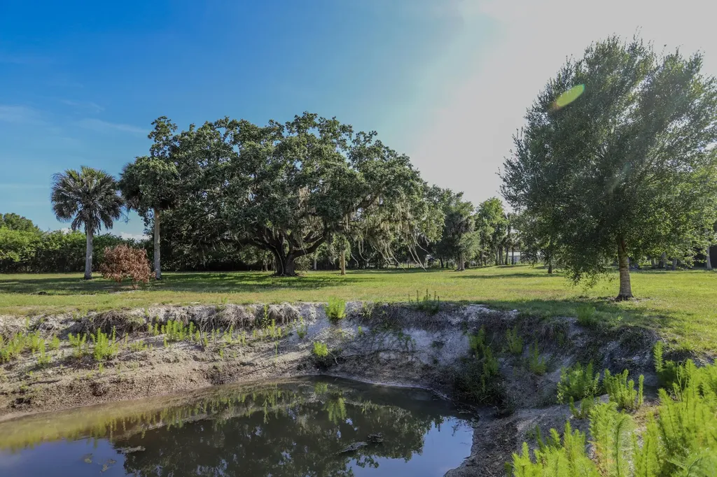 1100 Red Barn Road N W Moore Haven FL 33471