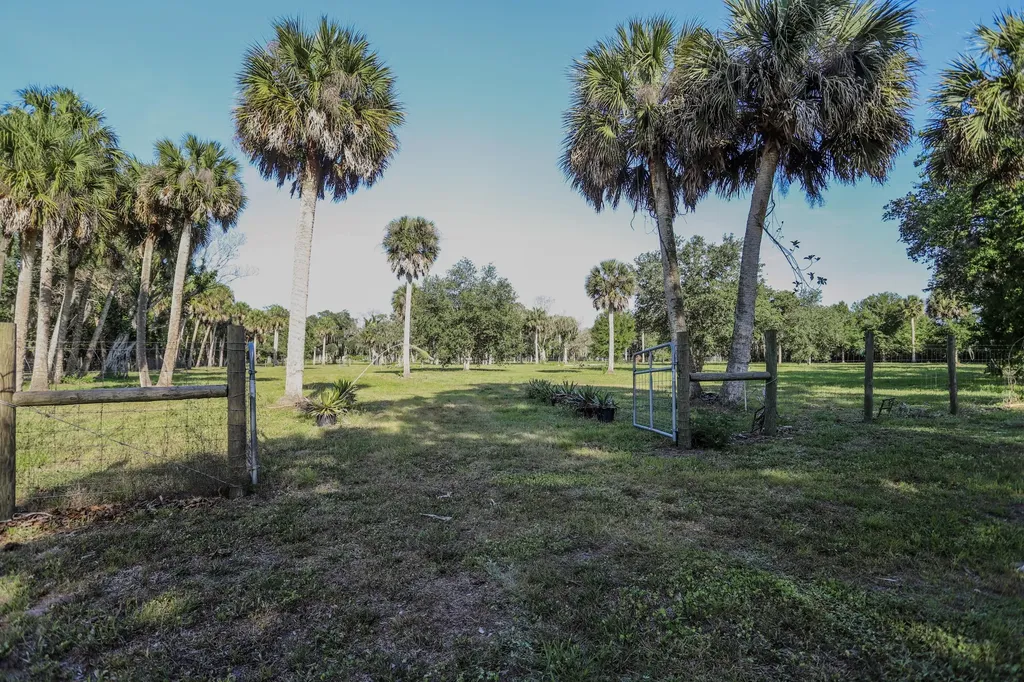 1100 Red Barn Road N W Moore Haven FL 33471