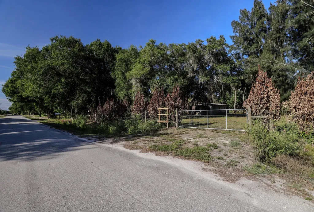1100 Red Barn Road N W Moore Haven FL 33471