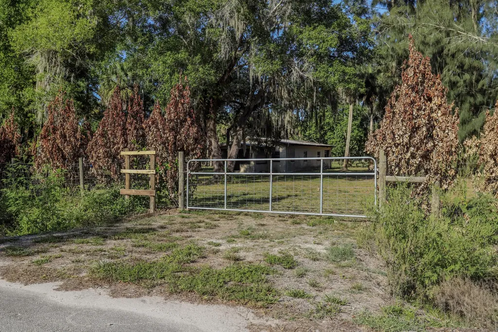 1100 Red Barn Road N W Moore Haven FL 33471