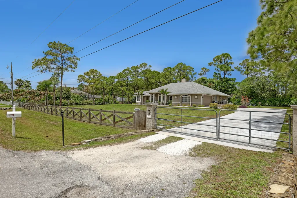17271 N 88th Road Road N The Acreage FL 33470