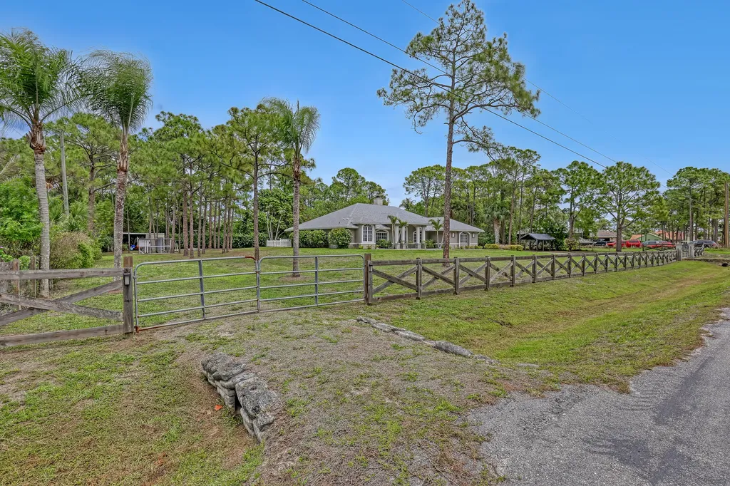 17271 N 88th Road Road N The Acreage FL 33470