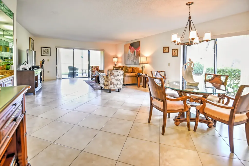 28 W Stratford Lane Boynton Beach FL 33436