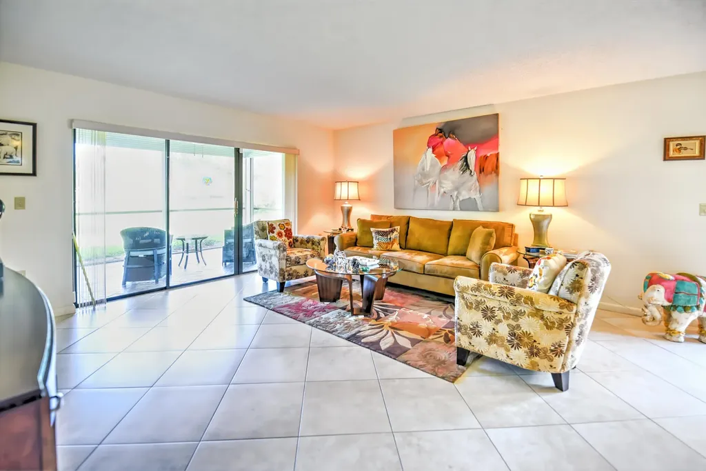 28 W Stratford Lane Boynton Beach FL 33436