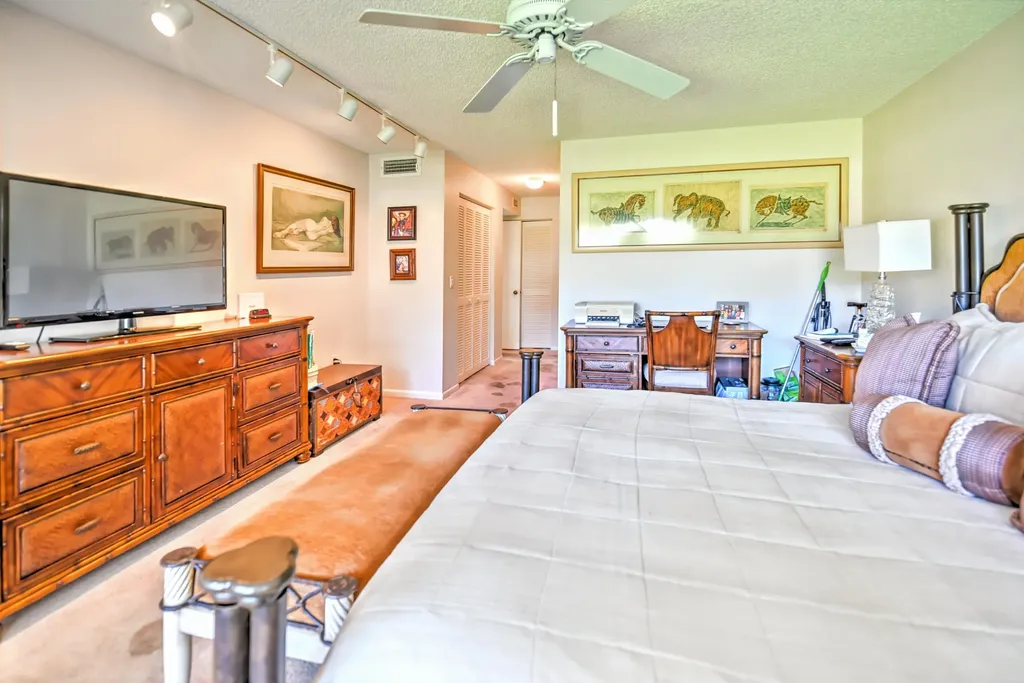 28 W Stratford Lane Boynton Beach FL 33436