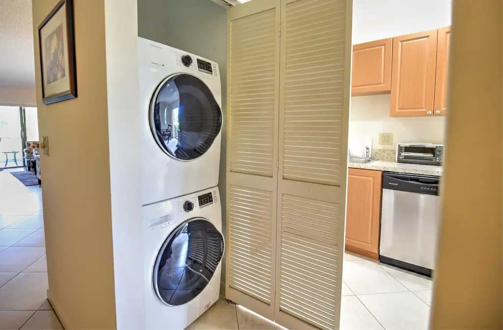 28 W Stratford Lane Boynton Beach FL 33436