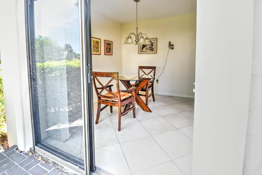 28 W Stratford Lane Boynton Beach FL 33436