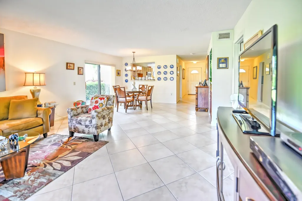 28 W Stratford Lane Boynton Beach FL 33436