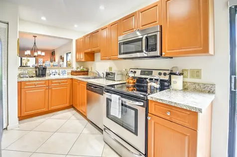 28 W Stratford Lane Boynton Beach FL 33436