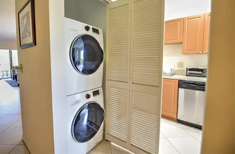 28 W Stratford Lane Boynton Beach FL 33436