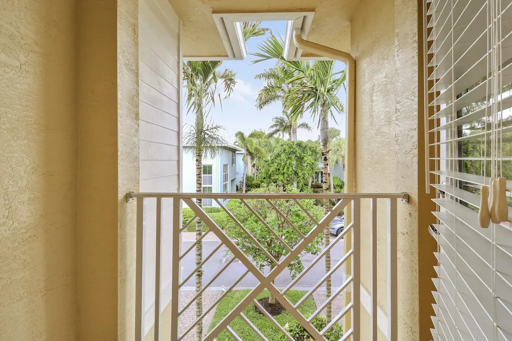 5242 Cambridge Court Palm Beach Gardens FL 33418