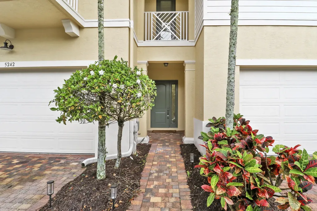 5242 Cambridge Court Palm Beach Gardens FL 33418