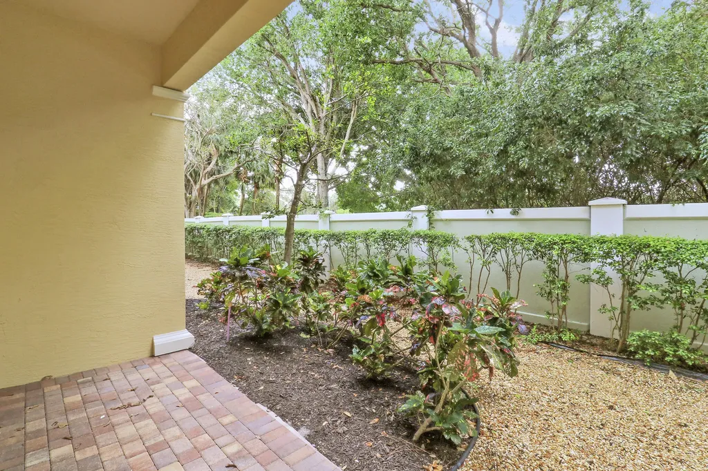 5242 Cambridge Court Palm Beach Gardens FL 33418
