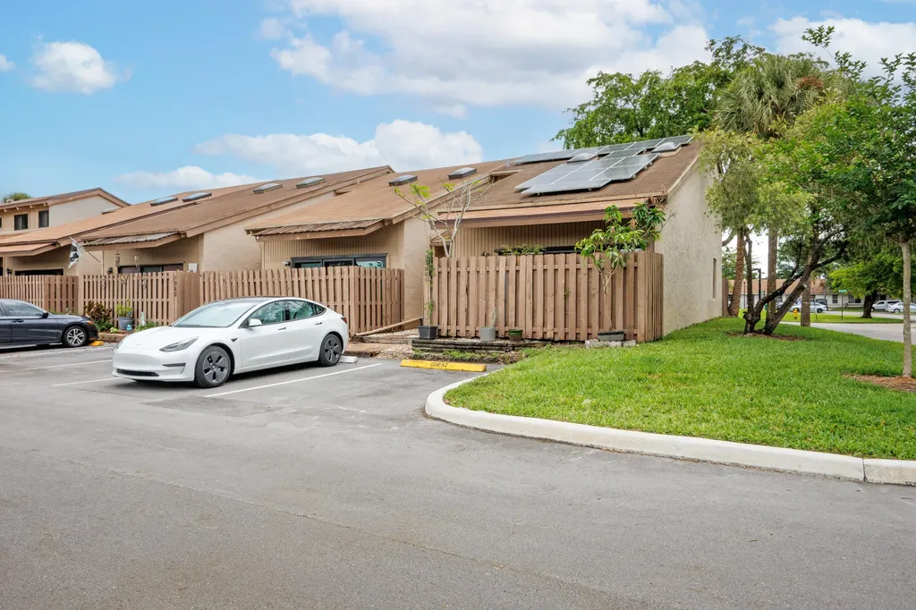 1966 SW 81st Terrace Davie FL 33324
