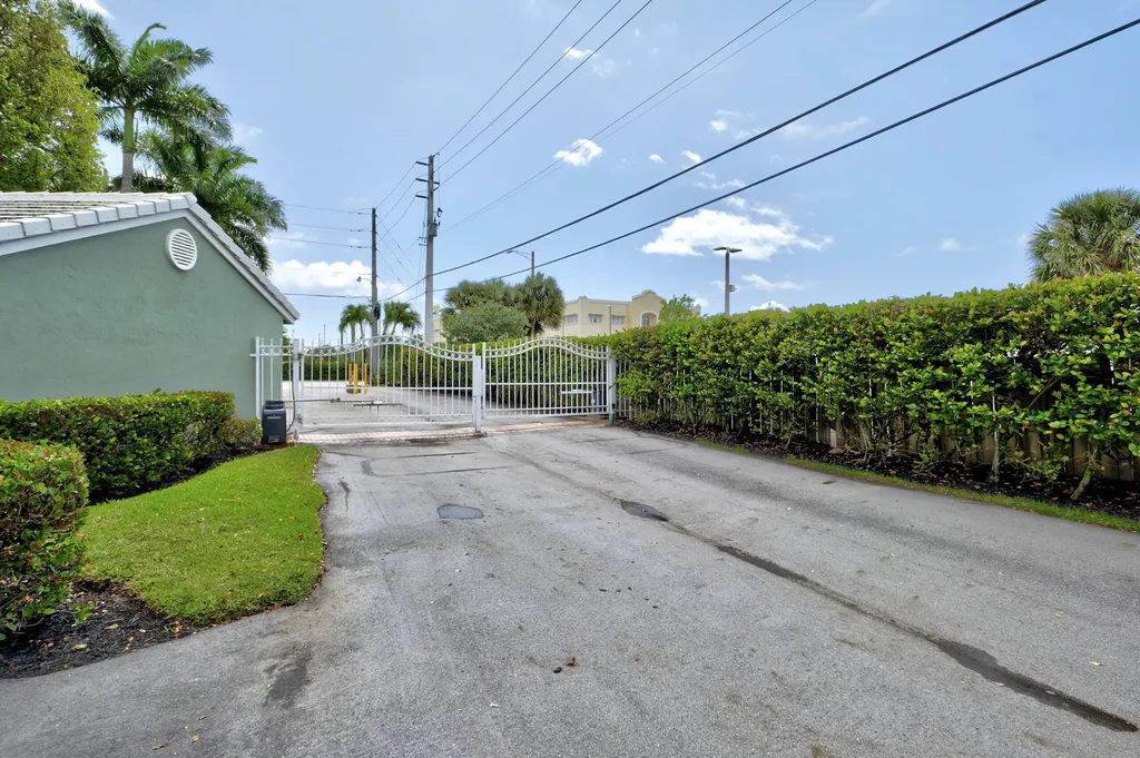 1741 NE 4th Avenue Fort Lauderdale FL 33305