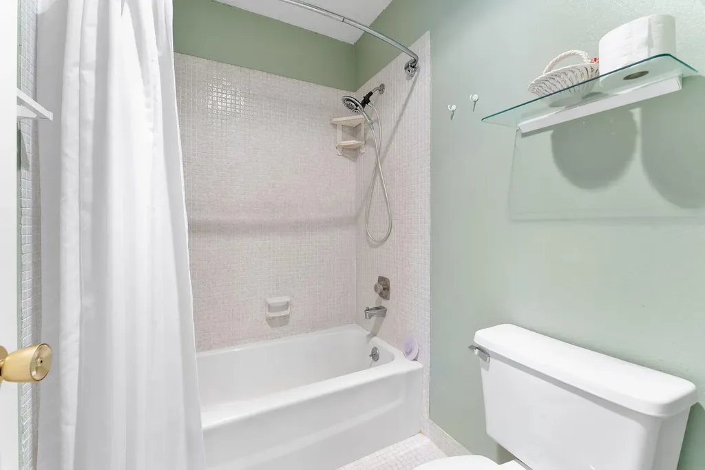 2401 Del-aire Boulevard E Delray Beach FL 33445
